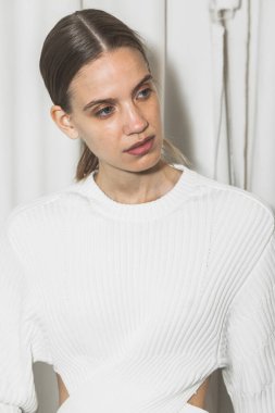 23 Eylül 2020 'de Milano Kadın Moda Haftası' nda Simona Marziali 'nin gösterisinden hemen önce muhteşem bir model sahne arkasında poz verdi.