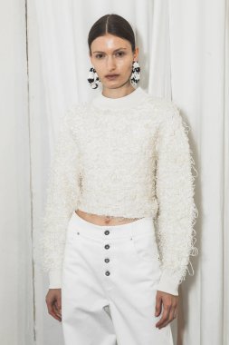 23 Eylül 2020 'de Milano Kadın Moda Haftası' nda Simona Marziali 'nin gösterisinden hemen önce muhteşem bir model sahne arkasında poz verdi.