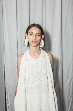 23 Eylül 2020 'de Milano Kadın Moda Haftası' nda Simona Marziali 'nin gösterisinden hemen önce muhteşem bir model sahne arkasında poz verdi.