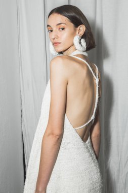 23 Eylül 2020 'de Milano Kadın Moda Haftası' nda Simona Marziali 'nin gösterisinden hemen önce muhteşem bir model sahne arkasında poz verdi.