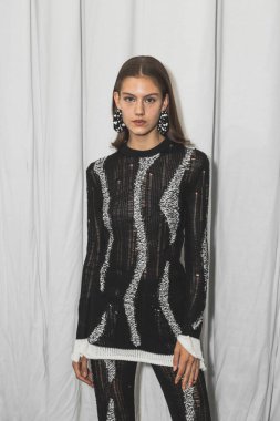 23 Eylül 2020 'de Milano Kadın Moda Haftası' nda Simona Marziali 'nin gösterisinden hemen önce muhteşem bir model sahne arkasında poz verdi.