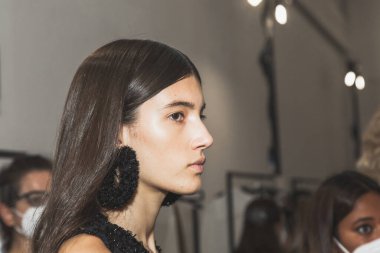 23 Eylül 2020 'de Milano Kadın Moda Haftası' nda Simona Marziali 'nin gösterisinden hemen önce muhteşem bir model sahne arkasında poz verdi.