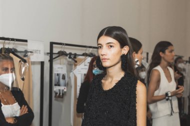 23 Eylül 2020 'de Milano Kadın Moda Haftası' nda Simona Marziali 'nin gösterisinden hemen önce muhteşem bir model sahne arkasında poz verdi.