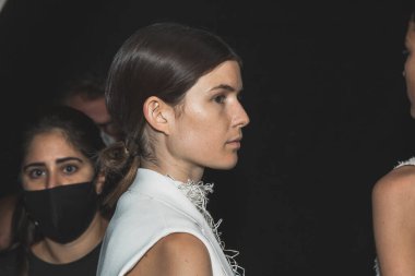 23 Eylül 2020 'de Milano Kadın Moda Haftası' nda Simona Marziali 'nin gösterisinden hemen önce muhteşem bir model sahne arkasında poz verdi.