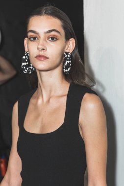 23 Eylül 2020 'de Milano Kadın Moda Haftası' nda Simona Marziali 'nin gösterisinden hemen önce muhteşem bir model sahne arkasında poz verdi.