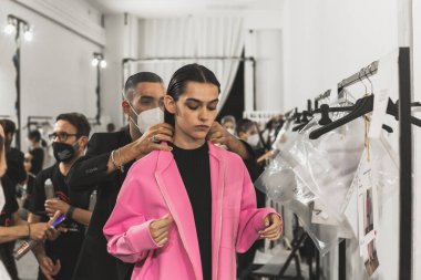 23 Eylül 2020 'de Milano Kadın Moda Haftası' nda Simona Marziali 'nin gösterisinden hemen önce muhteşem bir model sahne arkasında poz verdi.