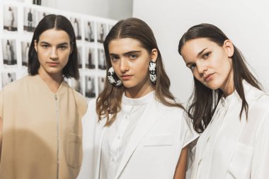 23 Eylül 2020 'de Milano Kadın Moda Haftası' nda Simona Marziali 'nin gösterisinden hemen önce muhteşem modeller sahne arkasında poz verdi.