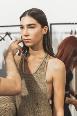 23 Eylül 2020 'de Milano Kadın Moda Haftası' nda Simona Marziali 'nin gösterisinden hemen önce muhteşem bir model sahne arkasında poz verdi.