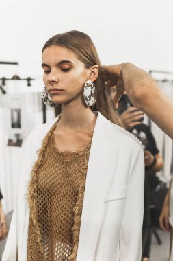 23 Eylül 2020 'de Milano Kadın Moda Haftası' nda Simona Marziali 'nin gösterisinden hemen önce muhteşem bir model sahne arkasında poz verdi.