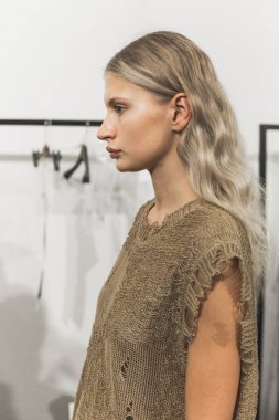 23 Eylül 2020 'de Milano Kadın Moda Haftası' nda Simona Marziali 'nin gösterisinden hemen önce muhteşem bir model sahne arkasında poz verdi.