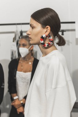 23 Eylül 2020 'de Milano Kadın Moda Haftası' nda Simona Marziali 'nin gösterisinden hemen önce muhteşem bir model sahne arkasında poz verdi.