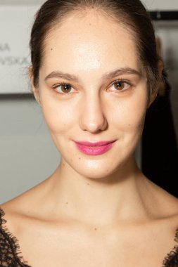 MİLAN, İTALYA - 25 Eylül 2020 'de Milano' da Budapeşte Seçilmiş Kadın Moda Haftası 'nda sahne arkasında muhteşem bir model görüldü.