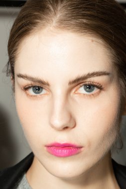 MİLAN, İTALYA - 25 Eylül 2020 'de Milano' da Budapeşte Seçilmiş Kadın Moda Haftası 'nda sahne arkasında muhteşem bir model görüldü.