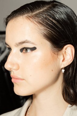 MİLAN, İTALYA - 25 Eylül 2020 'de Milano' da Budapeşte Seçilmiş Kadın Moda Haftası 'nda sahne arkasında muhteşem bir model görüldü.