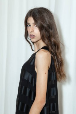 MİLAN, İTALYA - 25 Eylül 2020 'de Milano' da Budapeşte Seçilmiş Kadın Moda Haftası 'nda sahne arkasında muhteşem bir model görüldü.