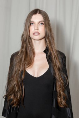 MİLAN, İTALYA - 25 Eylül 2020 'de Milano' da Budapeşte Seçilmiş Kadın Moda Haftası 'nda sahne arkasında muhteşem bir model görüldü.