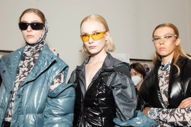 MİLAN, İTALYA 25 Eylül 2020 'de Milano Kadın Moda Haftası' nda Budapeşte Seçme Şovu 'ndan hemen önce muhteşem modeller kuliste görülüyor.