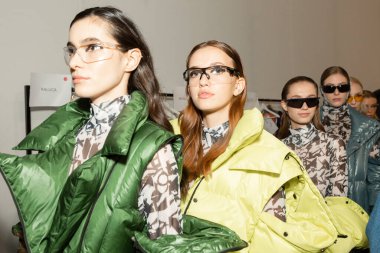 MİLAN, İTALYA 25 Eylül 2020 'de Milano Kadın Moda Haftası' nda Budapeşte Seçme Şovu 'ndan hemen önce muhteşem modeller kuliste görülüyor.