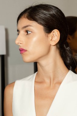 MİLAN, İTALYA - 25 Eylül 2020 'de Milano' da Budapeşte Seçilmiş Kadın Moda Haftası 'nda sahne arkasında muhteşem bir model görüldü.