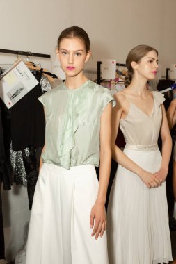 MİLAN, İTALYA - 25 Eylül 2020 'de Milano' da Budapeşte Seçilmiş Kadın Moda Haftası 'nda sahne arkasında muhteşem bir model görüldü.