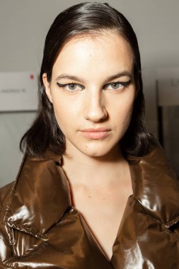 MİLAN, İTALYA - 25 Eylül 2020 'de Milano' da Budapeşte Seçilmiş Kadın Moda Haftası 'nda sahne arkasında muhteşem bir model görüldü.