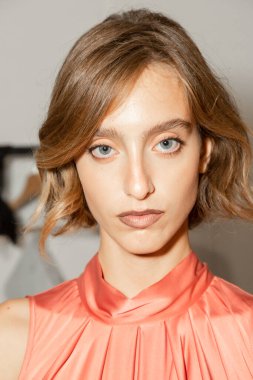 MİLAN, İTALYA - 25 Eylül 2020 'de Milano' da Budapeşte Seçilmiş Kadın Moda Haftası 'nda sahne arkasında muhteşem bir model görüldü.