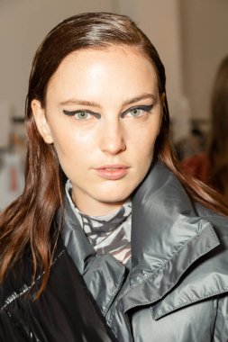 MİLAN, İTALYA - 25 Eylül 2020 'de Milano' da Budapeşte Seçilmiş Kadın Moda Haftası 'nda sahne arkasında muhteşem bir model görüldü.