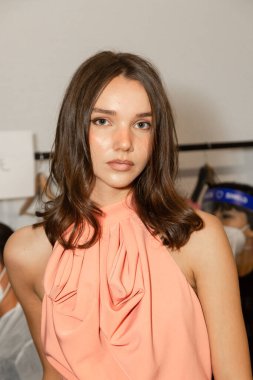 MİLAN, İTALYA - 25 Eylül 2020 'de Milano' da Budapeşte Seçilmiş Kadın Moda Haftası 'nda sahne arkasında muhteşem bir model görüldü.