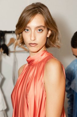 MİLAN, İTALYA - 25 Eylül 2020 'de Milano' da Budapeşte Seçilmiş Kadın Moda Haftası 'nda sahne arkasında muhteşem bir model görüldü.