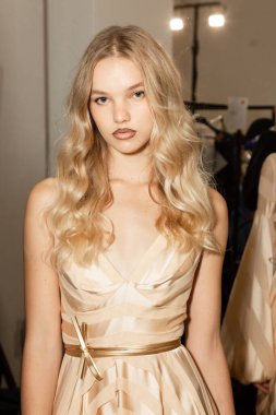 MİLAN, İTALYA - 25 Eylül 2020 'de Milano' da Budapeşte Seçilmiş Kadın Moda Haftası 'nda sahne arkasında muhteşem bir model görüldü.