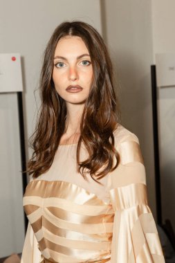 MİLAN, İTALYA - 25 Eylül 2020 'de Milano' da Budapeşte Seçilmiş Kadın Moda Haftası 'nda sahne arkasında muhteşem bir model görüldü.