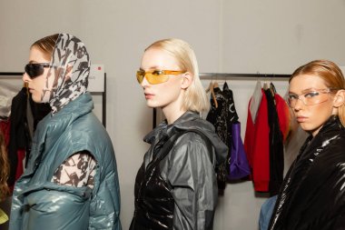 MİLAN, İTALYA 25 Eylül 2020 'de Milano Kadın Moda Haftası' nda Budapeşte Seçme Şovu 'ndan hemen önce muhteşem modeller kuliste görülüyor.