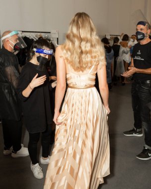 MİLAN, İTALYA - 25 Eylül 2020 'de Milano' da Budapeşte Seçilmiş Kadın Moda Haftası 'nda sahne arkasında muhteşem bir model görüldü.