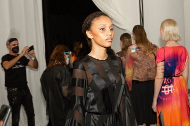 MİLAN, İTALYA - 25 Eylül 2020 'de Milano' da Budapeşte Seçilmiş Kadın Moda Haftası 'nda sahne arkasında muhteşem bir model görüldü.