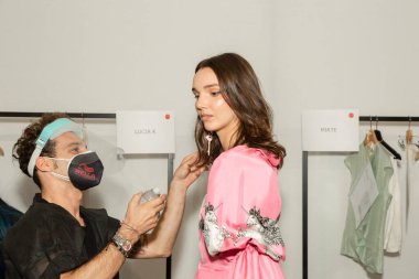 MİLAN, İTALYA - 25 Eylül 2020 'de Milano' da Budapeşte Seçilmiş Kadın Moda Haftası 'nda sahne arkasında muhteşem bir model görüldü.