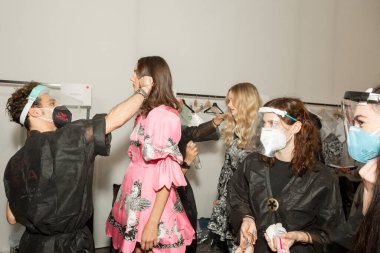 MİLAN, İTALYA - 25 Eylül 2020 'de Milano' da Budapeşte Seçilmiş Kadın Moda Haftası 'nda sahne arkasında muhteşem bir model görüldü.