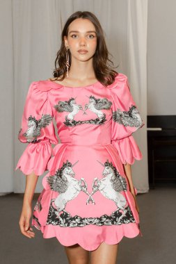 MİLAN, İTALYA - 25 Eylül 2020 'de Milano' da Budapeşte Seçilmiş Kadın Moda Haftası 'nda sahne arkasında muhteşem bir model görüldü.