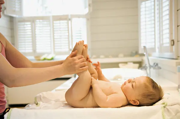 Anne Çıplak Bebek Banyoda — Stok fotoğraf