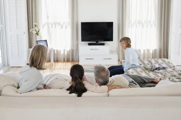 Family Watching Television Together — Stock Photo, Image