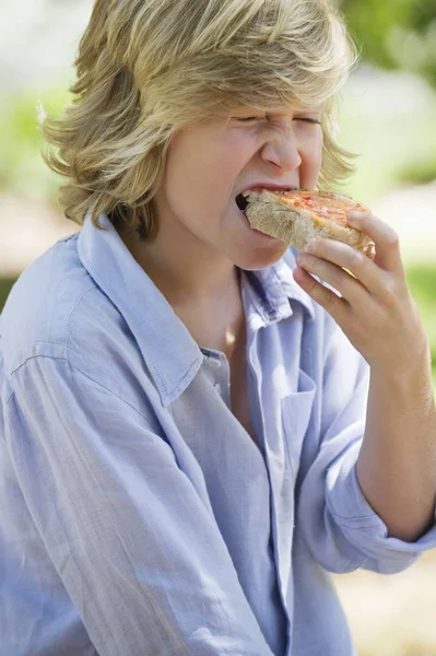 Chłopak Blond Włosach Jedzenie Kanapki Zewnątrz — Zdjęcie stockowe