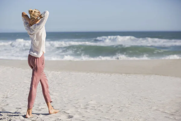 Ontspannen Blonde Vrouw Zonnig Strand — Stockfoto