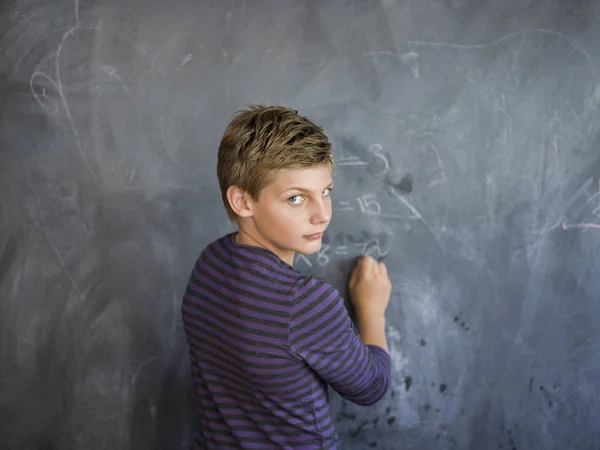 Pojke Som Skriver Svarta Tavlan Klassrummet — Stockfoto