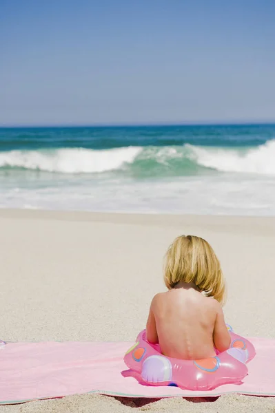 Маленькая Девочка Сидит Надувным Кольцом Песчаном Пляже — стоковое фото