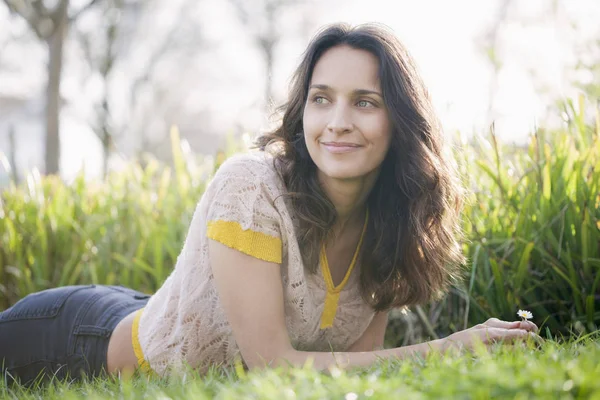 Mujer Casual Feliz Acostada Hierba Naturaleza Soleada — Foto de Stock