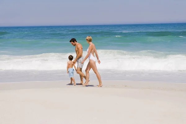 Família Feliz Andando Praia Arenosa — Fotografia de Stock