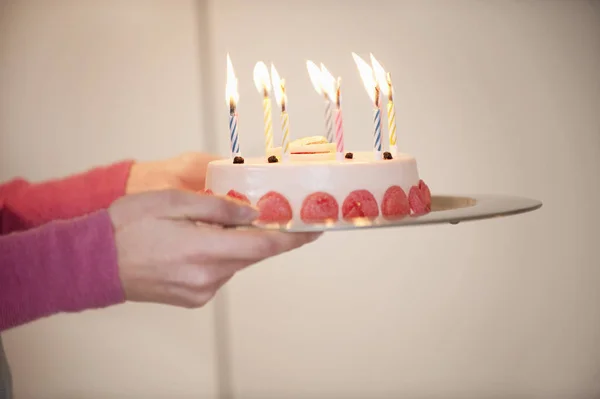 Närbild Kvinnliga Händer Som Håller Födelsedagstårta — Stockfoto