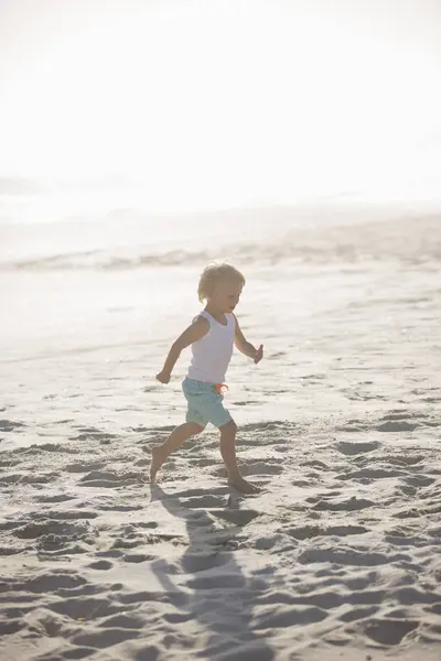 Kleiner Junge Läuft Sonnenlicht Sandstrand — Stockfoto