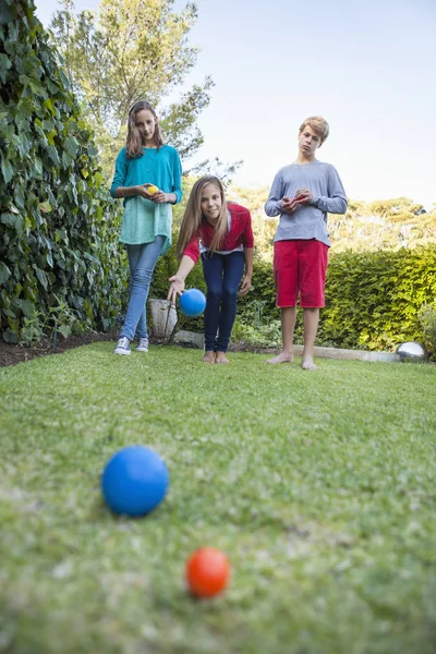 Barátok Játszanak Petanque Kertben — Stock Fotó