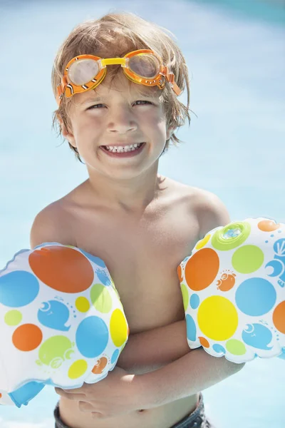 Yüzme Gözlüğü Içinde Gülümseyen Küçük Çocuğun Yakın Çekim — Stok fotoğraf