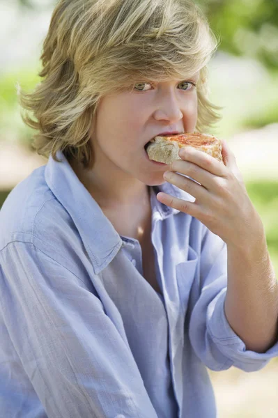 Menino Com Cabelo Loiro Comendo Sanduíche Livre — Fotografia de Stock